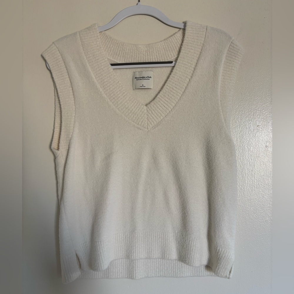 Abercrombie & Fitch Cream V-Neck Sweater Vest